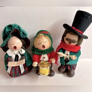 3PC Vtg Handmade Paper Mache Carolers w/ hand crocheted clothing.Green + Red